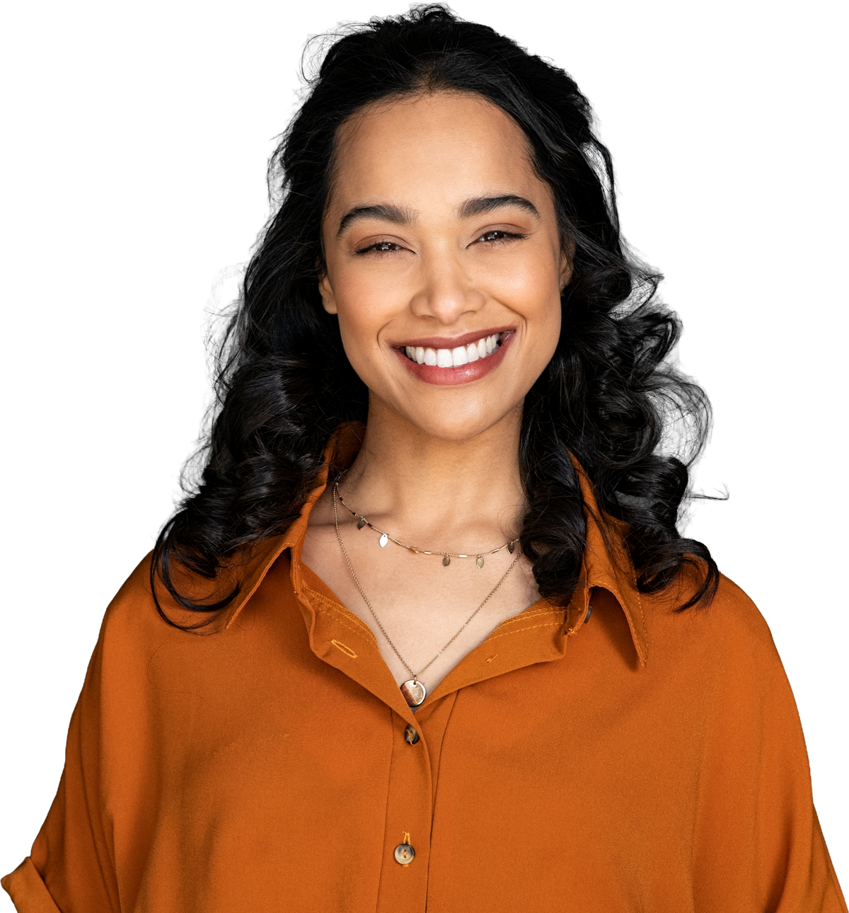 Mulher sorrindo em ambiente de trabalho em tecnologia